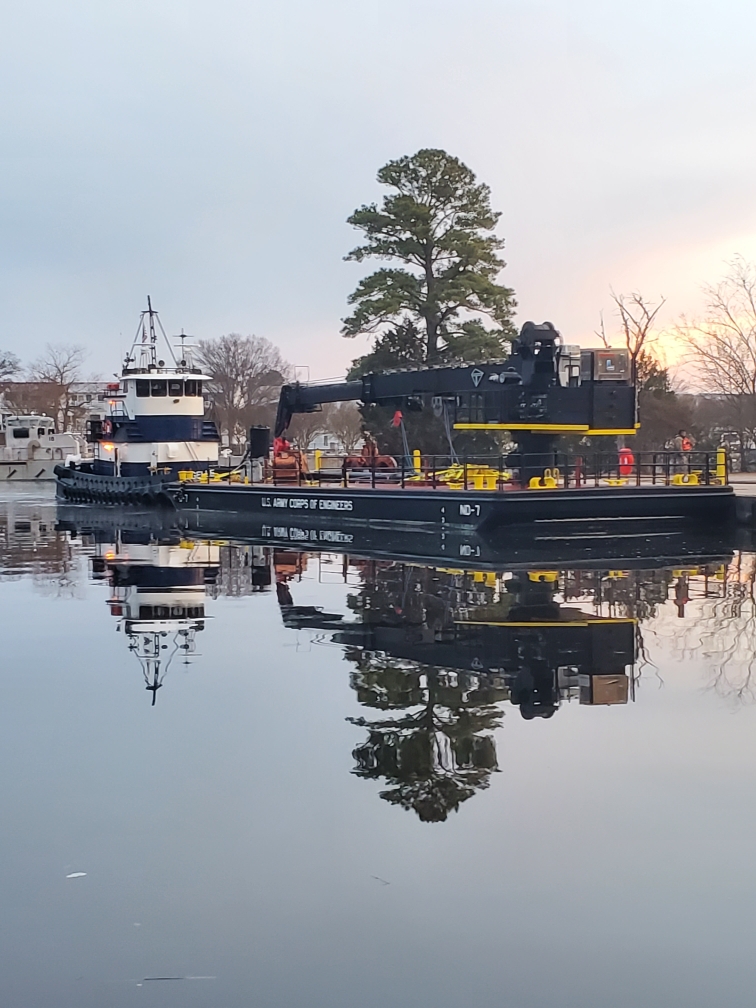 A tug vessel and a drift vessel float on the water.